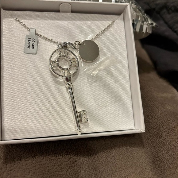 independent Jewelry - Chic Silver Key Pendant Necklace